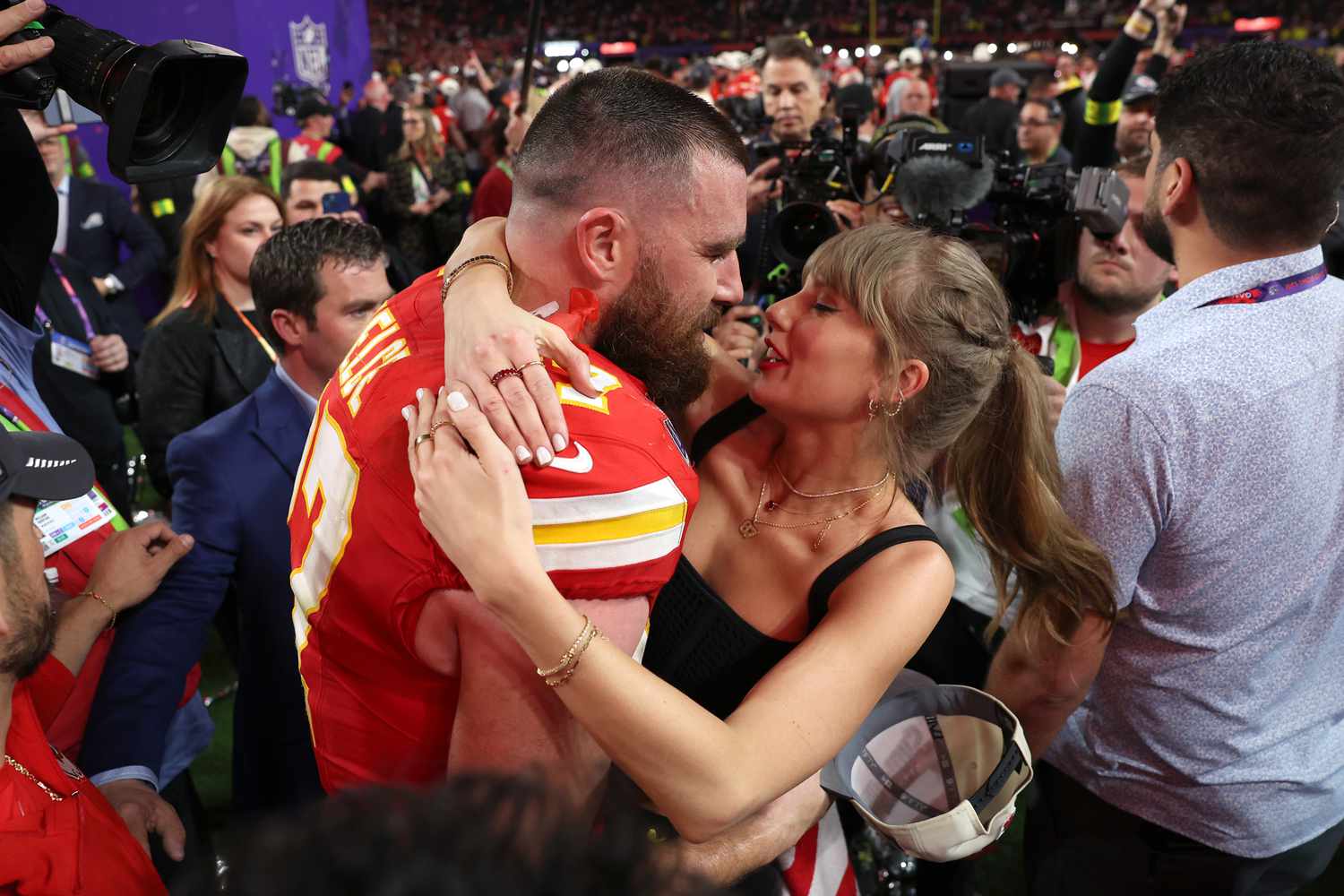 travis kelce and taylor swift making out